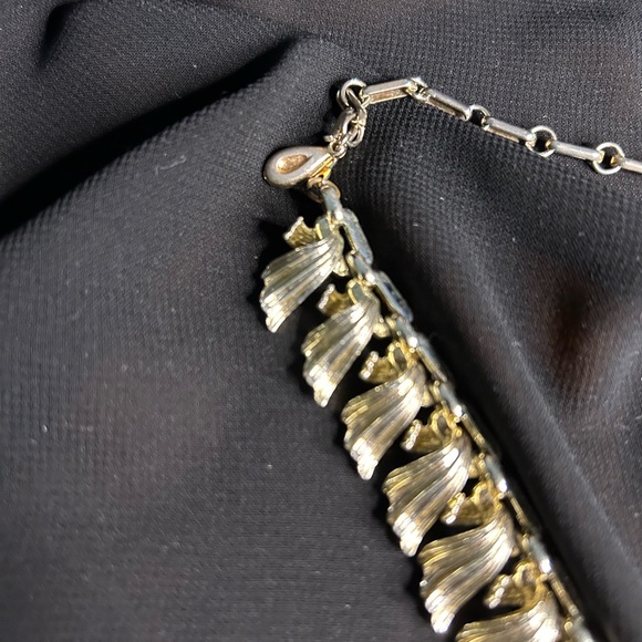 LISNER VTG Beautiful Gold Tone Metal statement Choker. - Picture 3 of 7